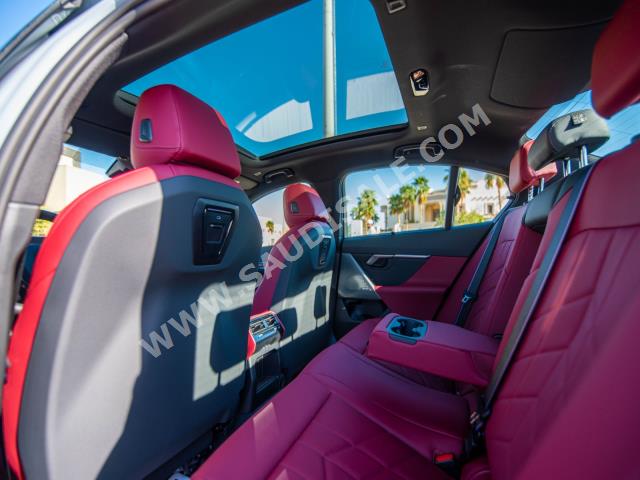 2024 بي ام دبليو الفئة الخامسة 520 أي