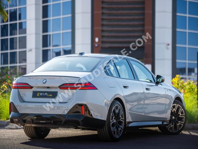 2024 بي ام دبليو الفئة الخامسة 520 أي