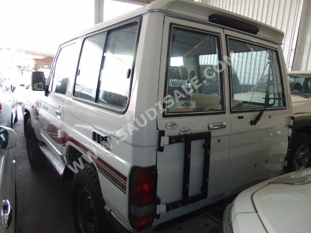 2015 تويوتا لاند كروزر ربع