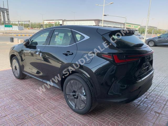 2024 لكزس إن إكس 350