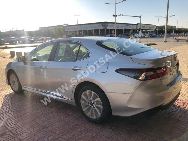 2024 تويوتا كامري جي ال اي