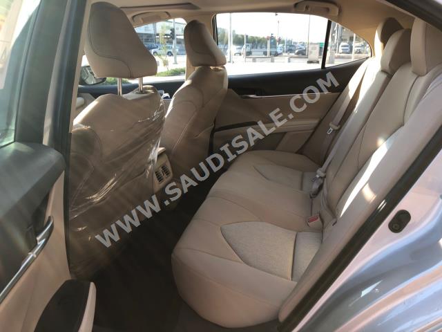 2024 تويوتا كامري جي ال اي