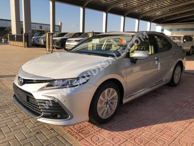 2024 تويوتا كامري جي ال اي