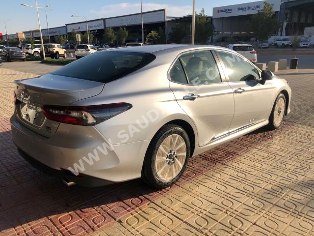 2024 تويوتا كامري جي ال اي