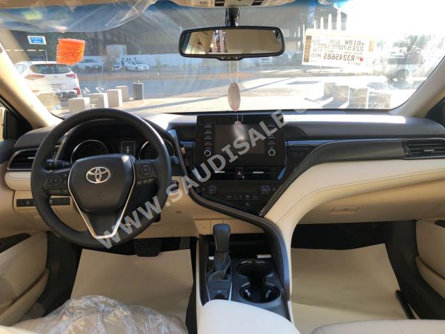 2024 تويوتا كامري جي ال اي