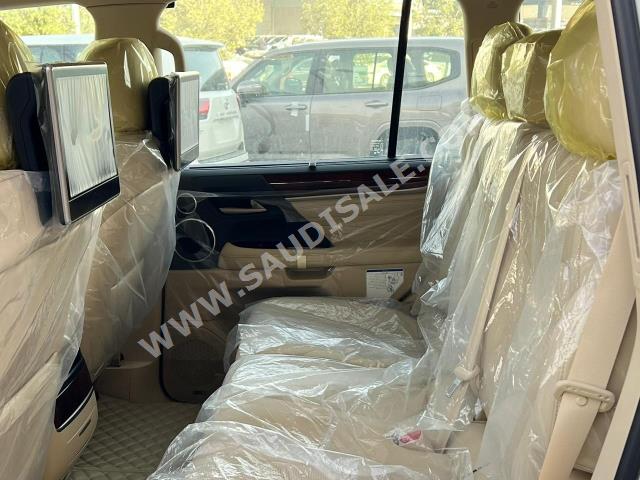 2020 لكزس إل إكس 570 بلاك اديشن