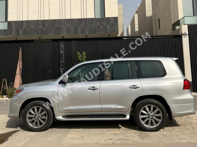 2011 لكزس إل إكس 570