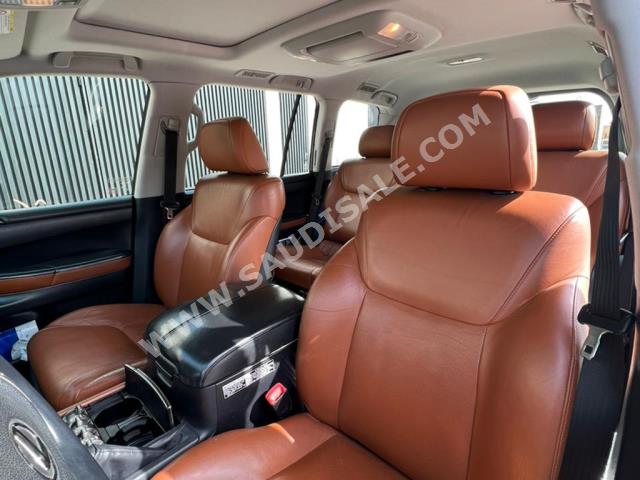 2011 لكزس إل إكس 570