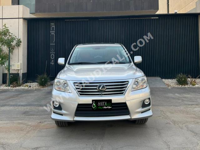 2011 لكزس إل إكس 570
