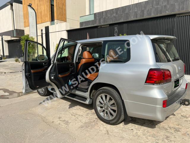 2011 لكزس إل إكس 570