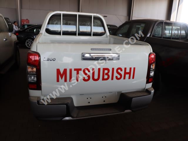 2022 متسوبيشي ال 200