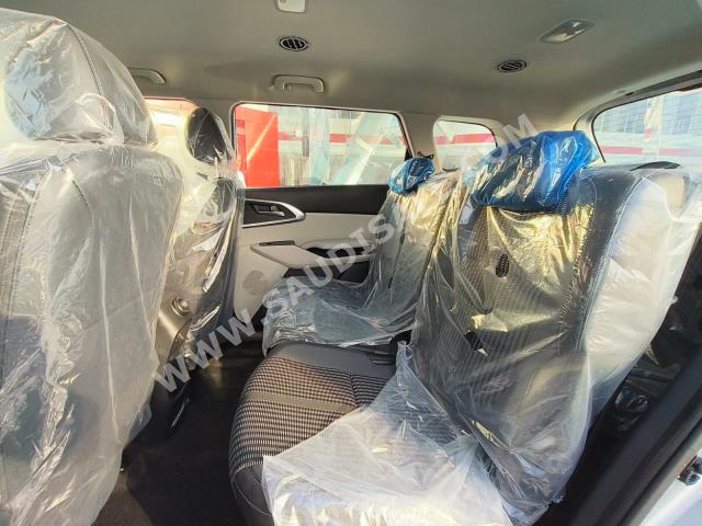 2023 كيا كارنز