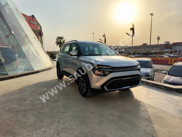 2023 كيا كارنز