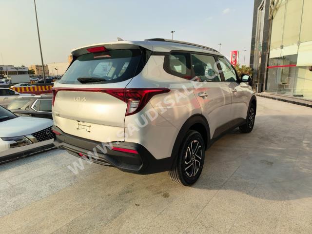 2023 كيا كارنز