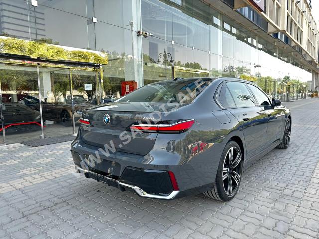 2024 بي ام دبليو الفئة السابعة 735أي