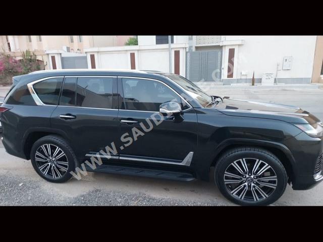 2023 لكزس إل إكس 600