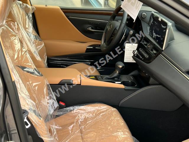 2023 لكزس إي إس 350