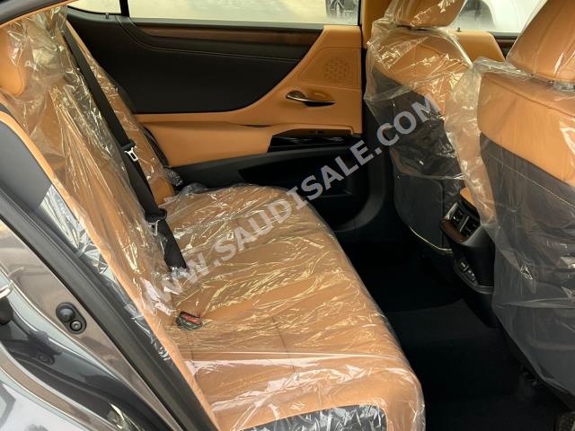 2023 لكزس إي إس 350