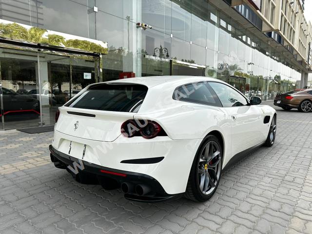 2018 فيراري جي تي سي 4 لوسو