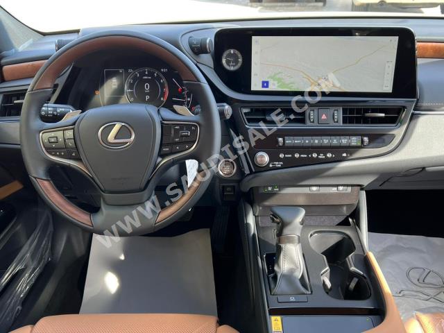 2023 لكزس إي إس 350