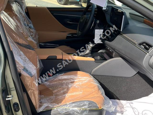 2023 لكزس إي إس 350