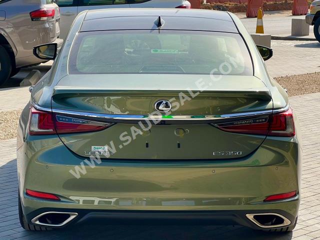 2023 لكزس إي إس 350