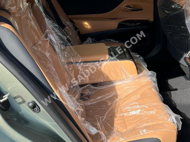2023 لكزس إي إس 350