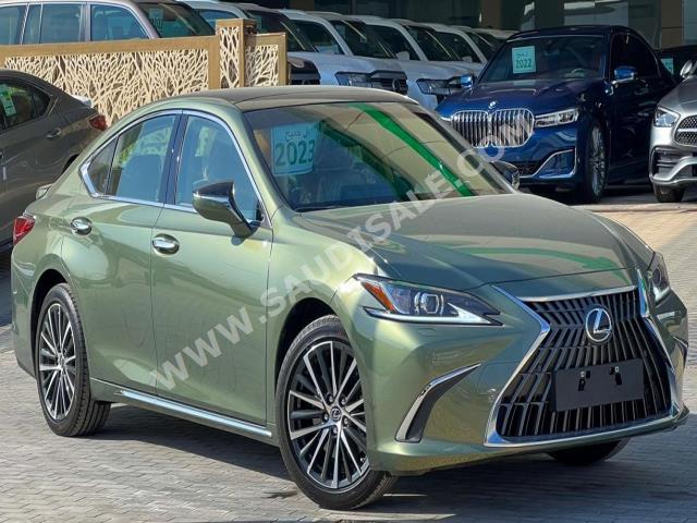 2023 لكزس إي إس 350