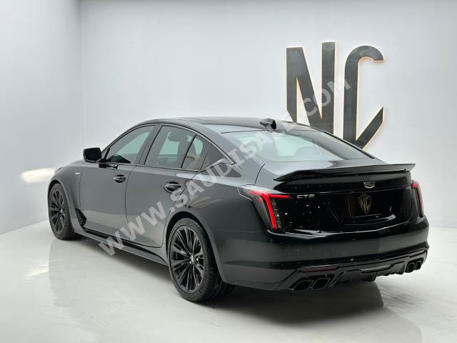 2022 كاديلاك سي تي 5 في بلاك وينج