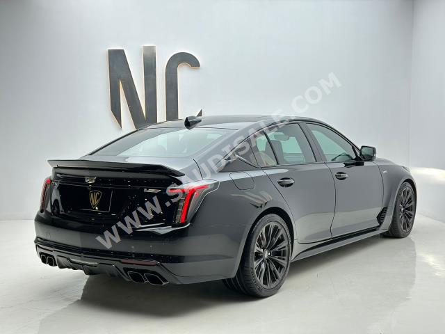 2022 كاديلاك سي تي 5 في بلاك وينج