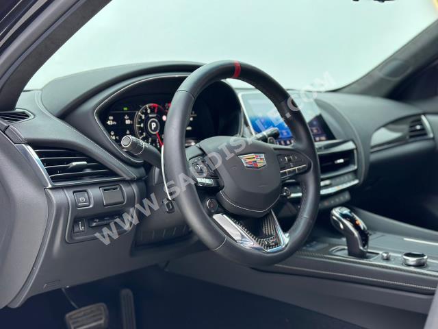 2022 كاديلاك سي تي 5 في بلاك وينج