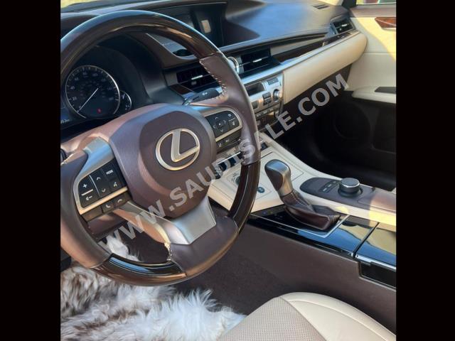 2018 لكزس إي إس 350