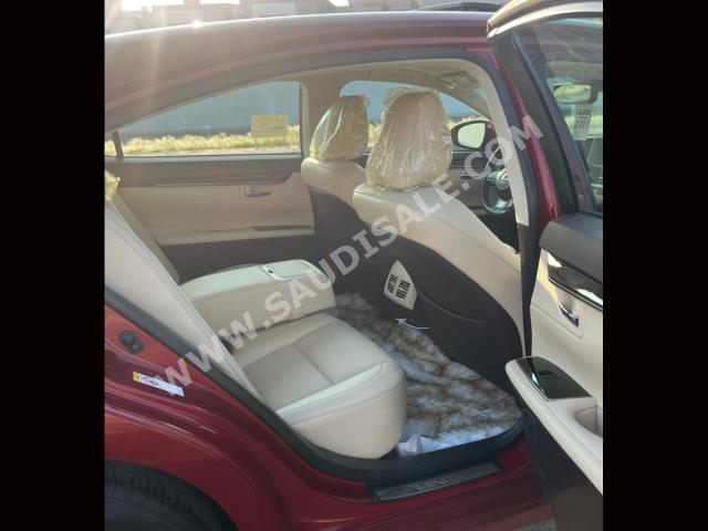 2018 لكزس إي إس 350