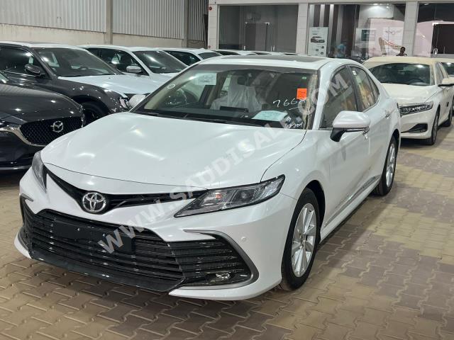 2023 تويوتا كامري جي ال اي