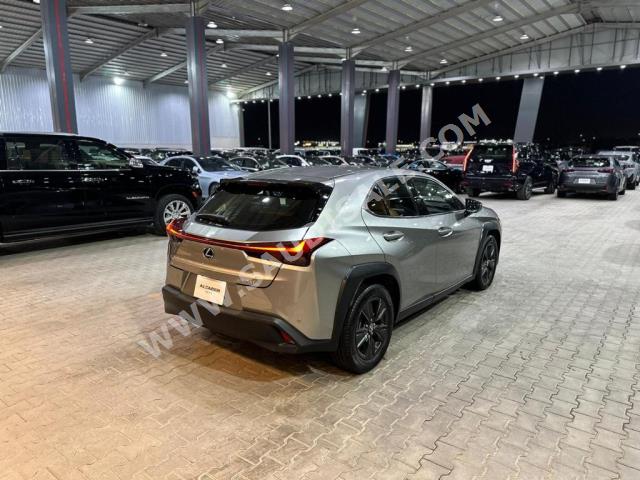 2021 لكزس يو إكس 200