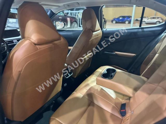 2021 لكزس يو إكس 200