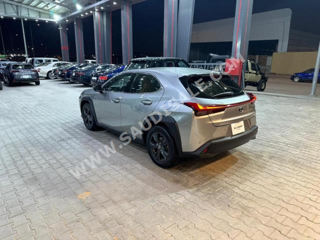 2021 لكزس يو إكس 200