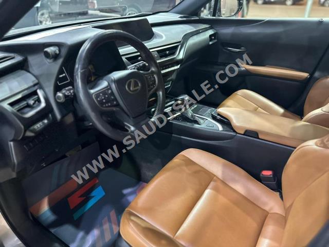 2021 لكزس يو إكس 200