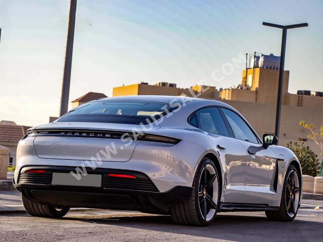 2021 بورش تايكان تيربو