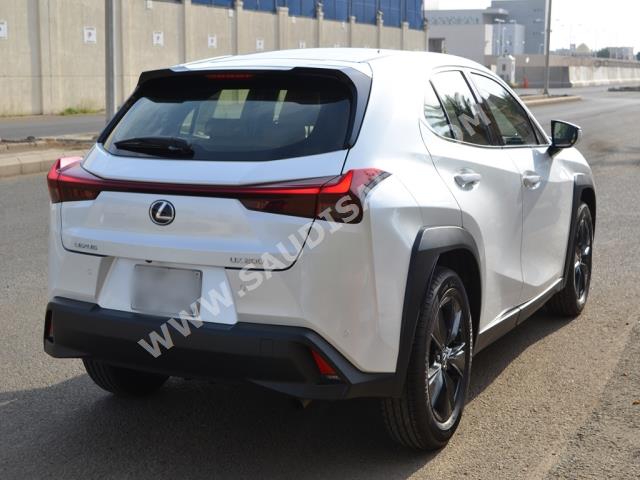 2023 لكزس يو إكس 200