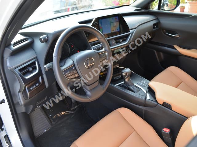 2023 لكزس يو إكس 200