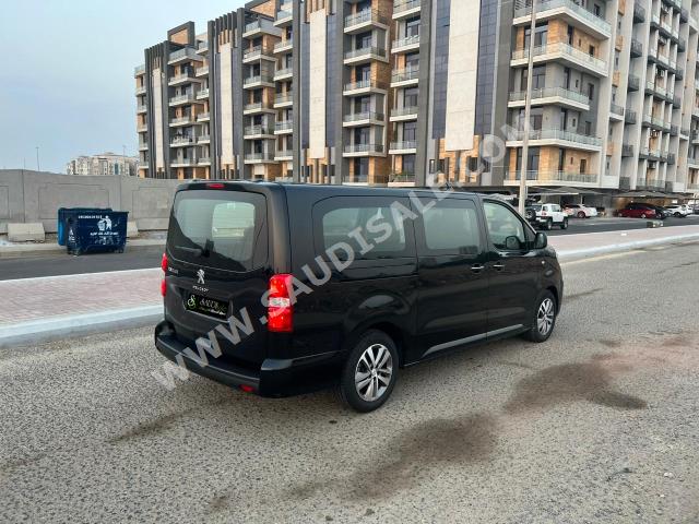 2023 بيجو ترافلر