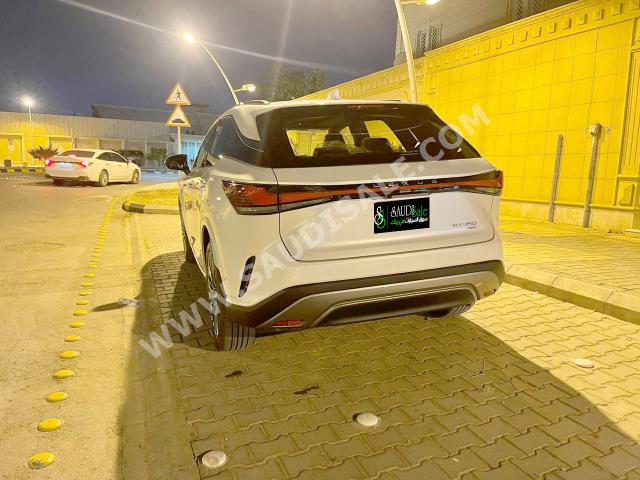 2023 لكزس أر إكس 350