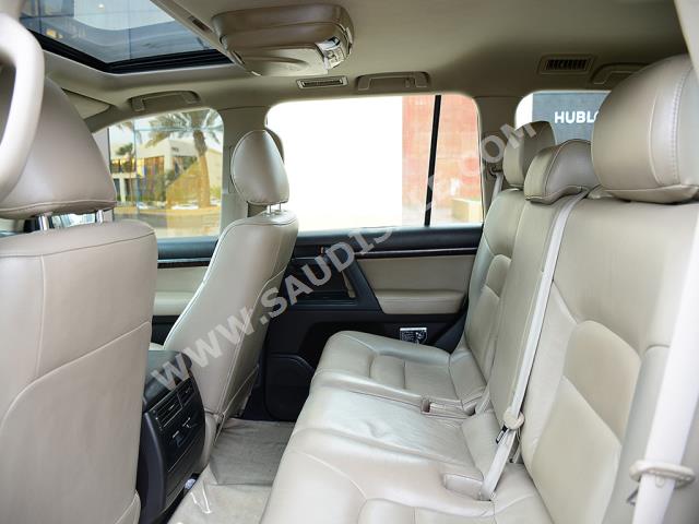 2011 تويوتا لاند كروزر جي اكس ار