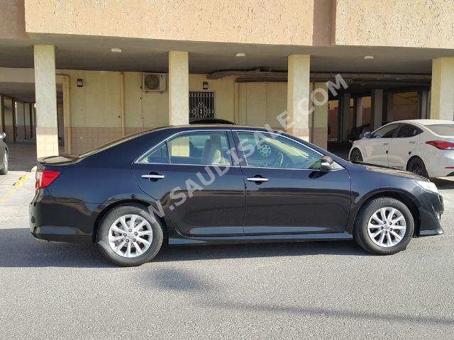 2012 تويوتا كامري جي ال اكس