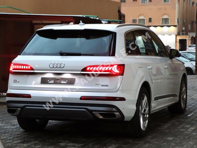2023 Audi Q7 S line