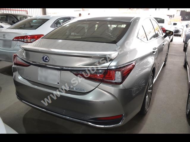 2019 لكزس إي إس 300إتش
