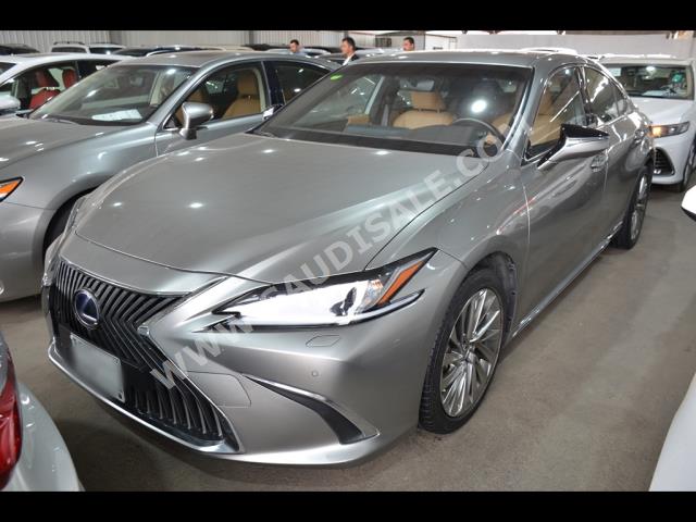 2019 لكزس إي إس 300إتش