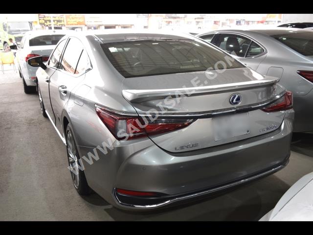 2019 لكزس إي إس 300إتش