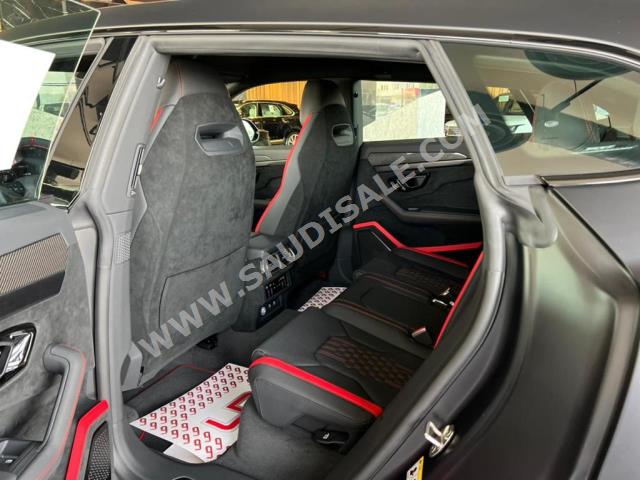 2023 لمبرجيني اوروس بيرفورمانتي